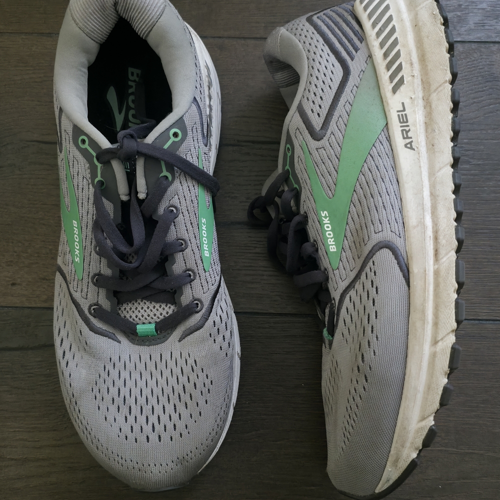 Brooks Womens Ariel Running Shoes in‎ Gray with Green Accents